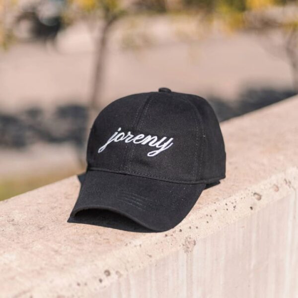 Gorra de gabardina color negro